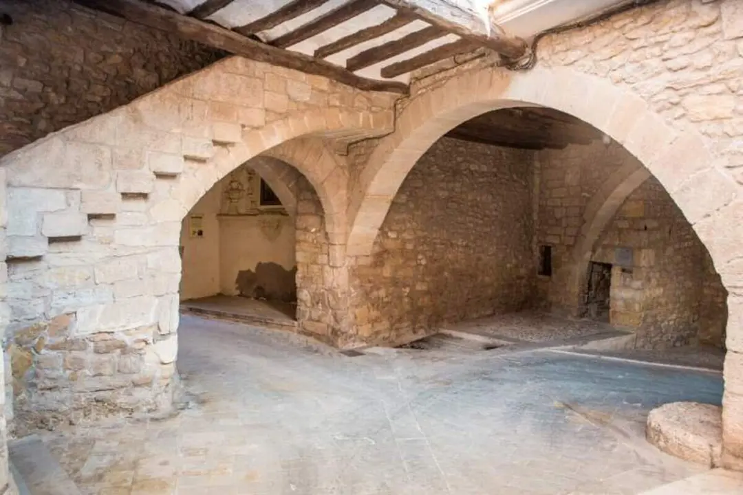 El Ayuntamiento de R&aacute;fales alberga una antigua c&aacute;rcel hoy restaurada ./ Turismo de Arag&oacute;n