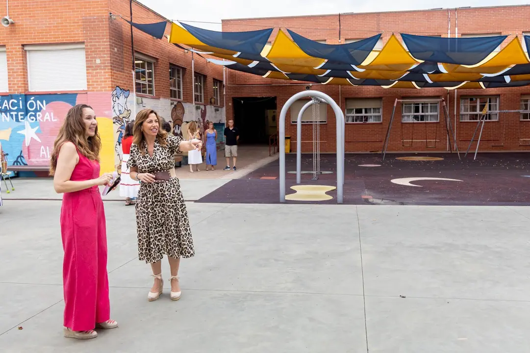 La alcaldesa, Natalia Chueca, en su visita al colegio Alborada. /AZ