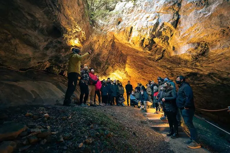 Cueva de las G&uuml;ixas, Villan&uacute;a