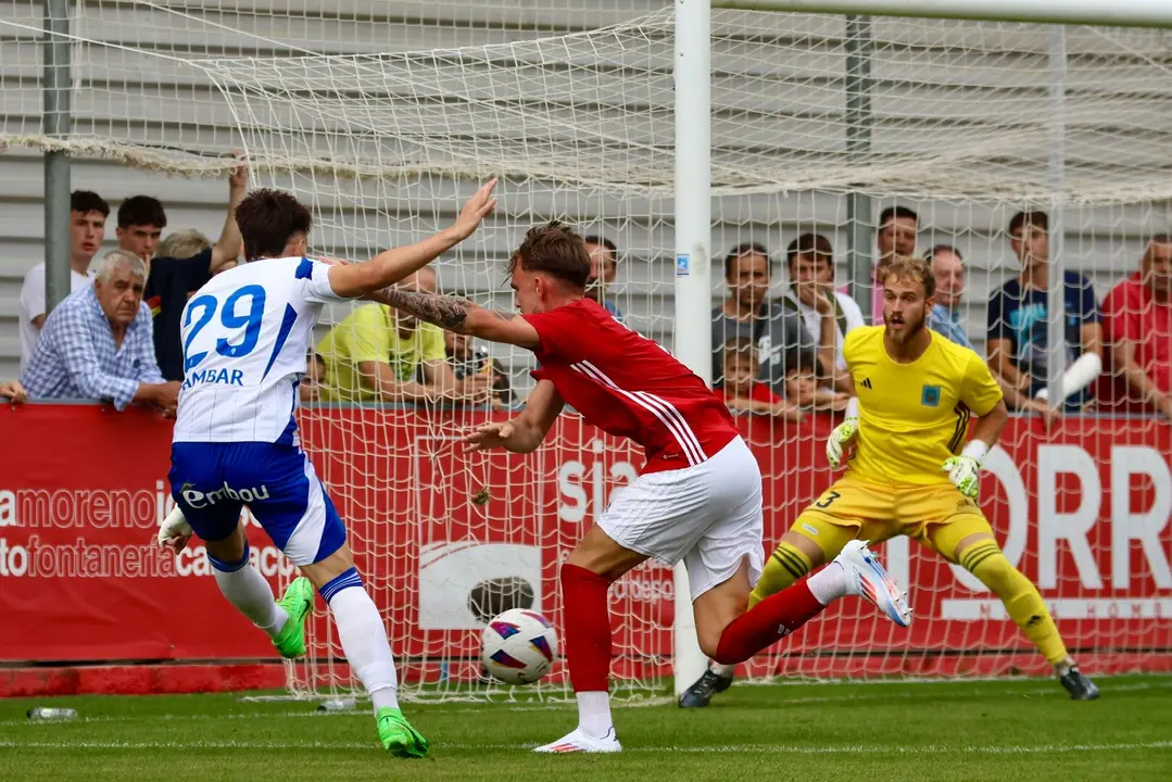 Pau Sans durante el encuentro entre Real Zaragoza y SD Tarazona