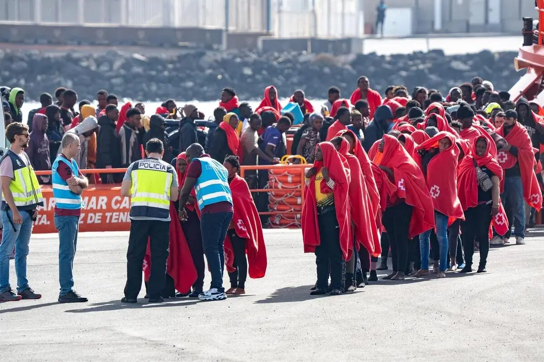 Archivo - Los servicios sanitarios atienden a migrantes llegados en cayuco a Puerto Naos, a 28 de diciembre de 2024, en Arrecife, Lanzarote, Canarias (Espa&ntilde;a).
- Europa Press Canarias - Europa Press - Archivo