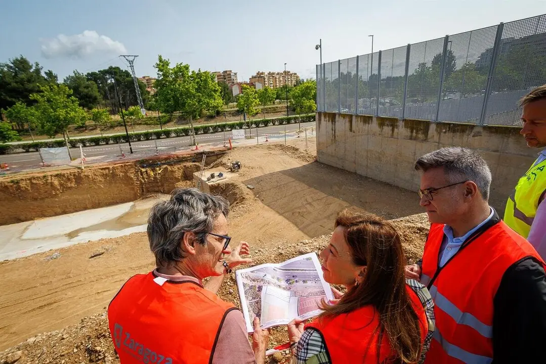 Archivo - La alcaldesa de Zaragoza, Natalia Chueca, y el consejero municipal de Urbanismo, Infraestructuras, Energ&iacute;a y Vivienda, V&iacute;ctor Serrano durante las obras ./ Dani Marcos- E.P