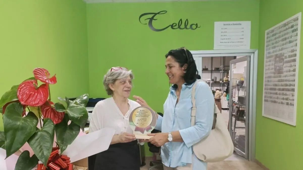 Entrega de uno de los distintivos sobre el reciclaje de materia org&aacute;nica en Calatayud.