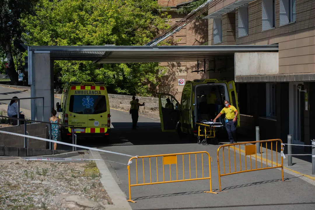 Una ambulancia a su llegada a un hospital en Lleida./ EP