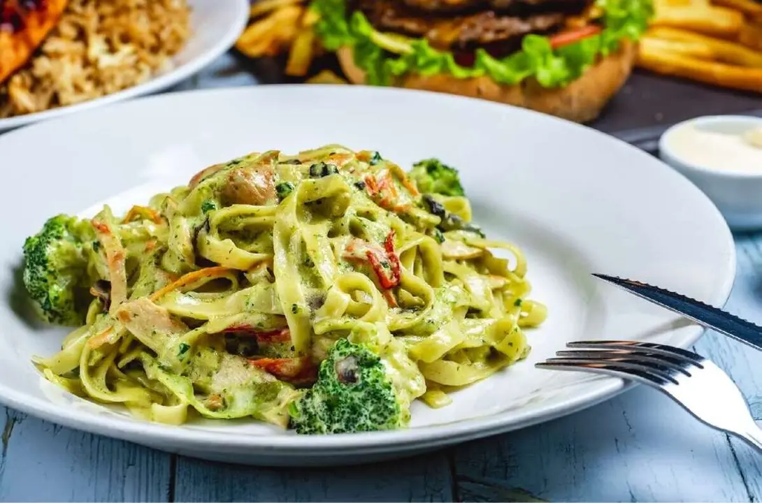 Pasta al pesto con pollo
