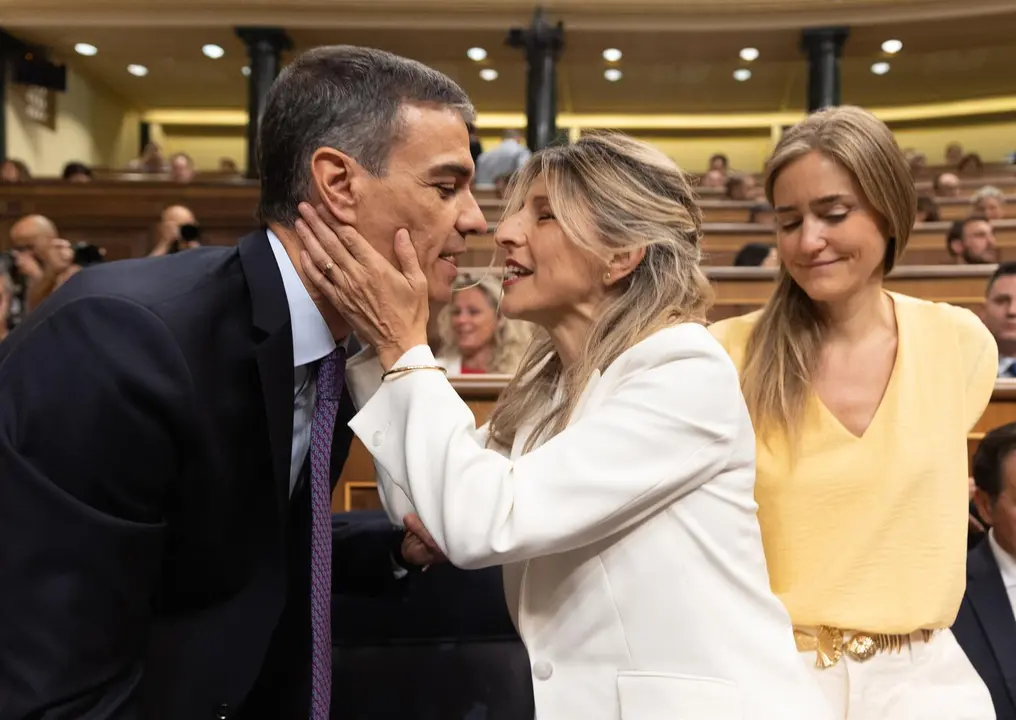 El presidente del Gobierno, Pedro S&aacute;nchez, saluda a la vicepresidenta segunda y ministra de Trabajo, Yolanda D&iacute;az. / EP