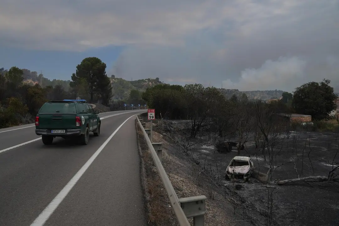 Un veh&iacute;culo calcinado por el incendio de Pa&uuml;ls, a 8 de julio de 2025, en Aldover, Tarragona, Catalu&ntilde;a (Espa&ntilde;a). / EP