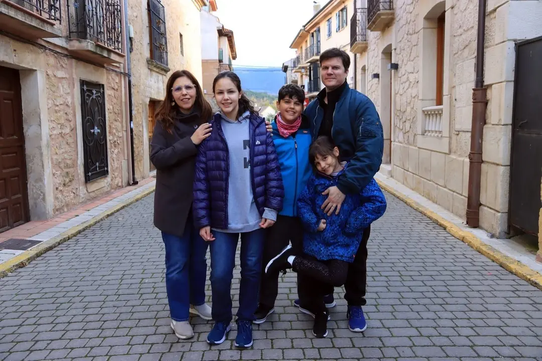 Andrea, Franco y sus hijos en Pr&aacute;dena (Segovia) - HOLAPUEBLO