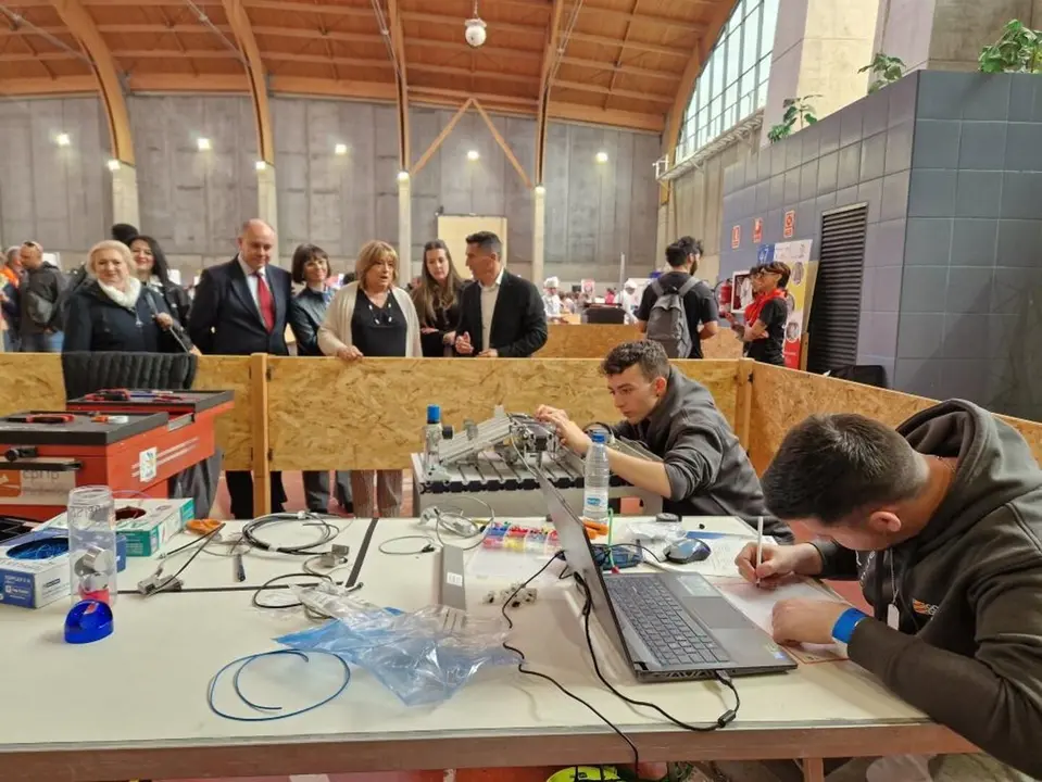La consejera de Educaci&oacute;n, Tomasa Hern&aacute;ndez, y el director general de FP, Luis Mallada, en una imagen de archivo, durante una de las pruebas de las Arag&oacute;n Skills, las Olimpiadas de FP. - GOBIERNO DE ARAG&Oacute;N