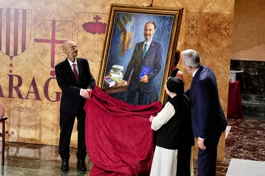 El expresidente aragon&eacute;s Javier Lamb&aacute;n ha recogido su retrato como expresidente.