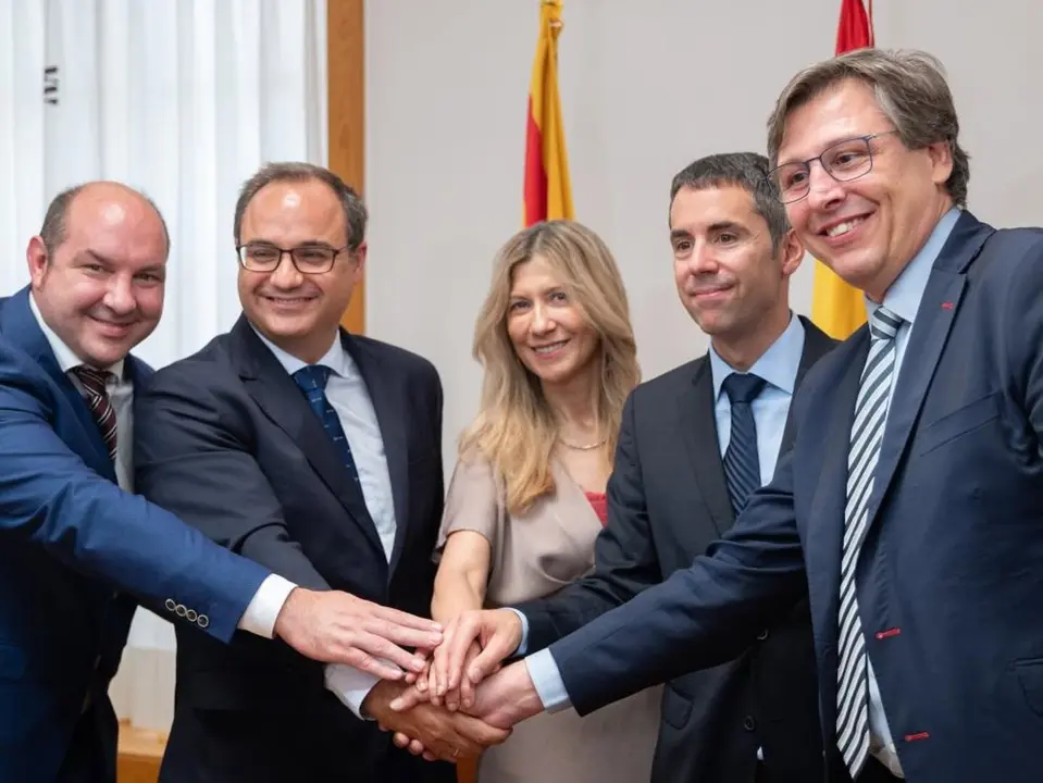 La firma ha tenido lugar en el despacho de la vicepresidenta del Gobierno de Arag&oacute;n, Mar Vaquero. - GOBIERNO DE ARAG&Oacute;N