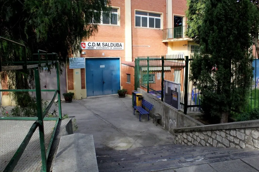 Un hombre insulta y ataca con un cuchillo a dos personas en una piscina de Zaragoza