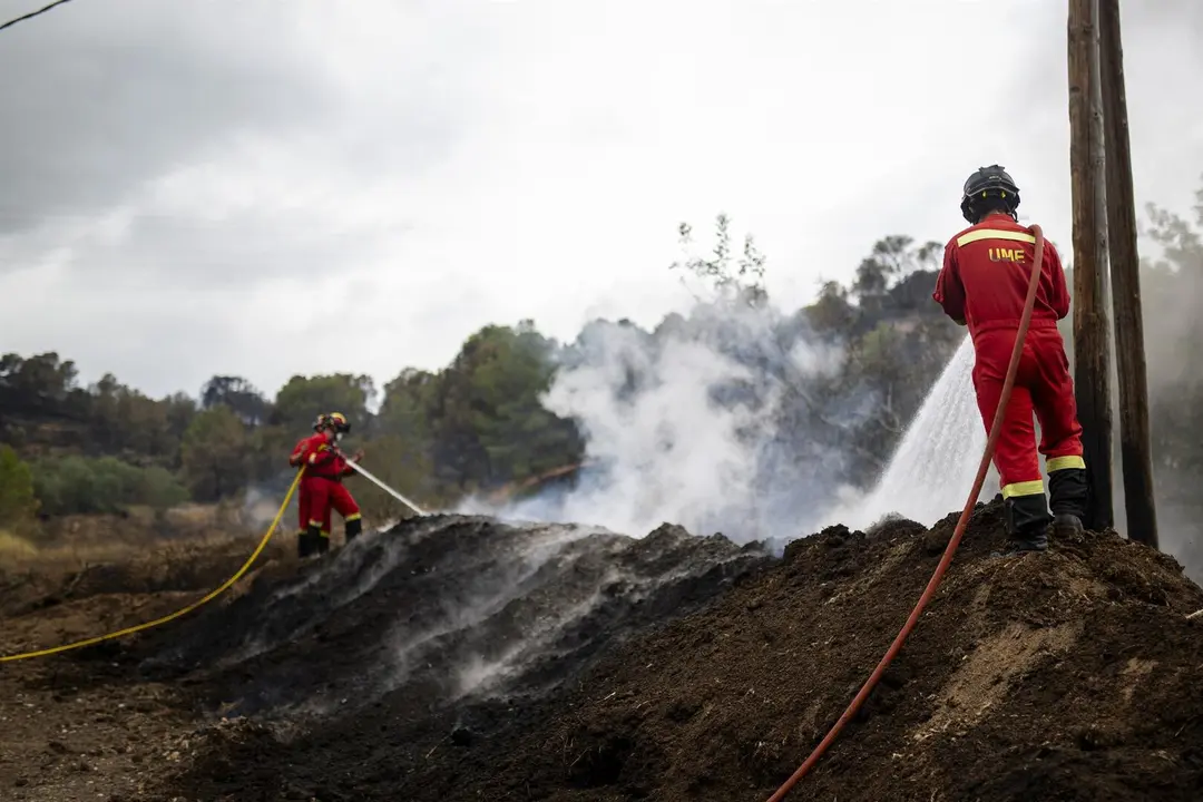 Efectivos de la UME trabajan en una zona afectada por el incendio, a 9 de julio de 2025, en Xerta, Tarragona, Catalunya (Espa&ntilde;a). / EP