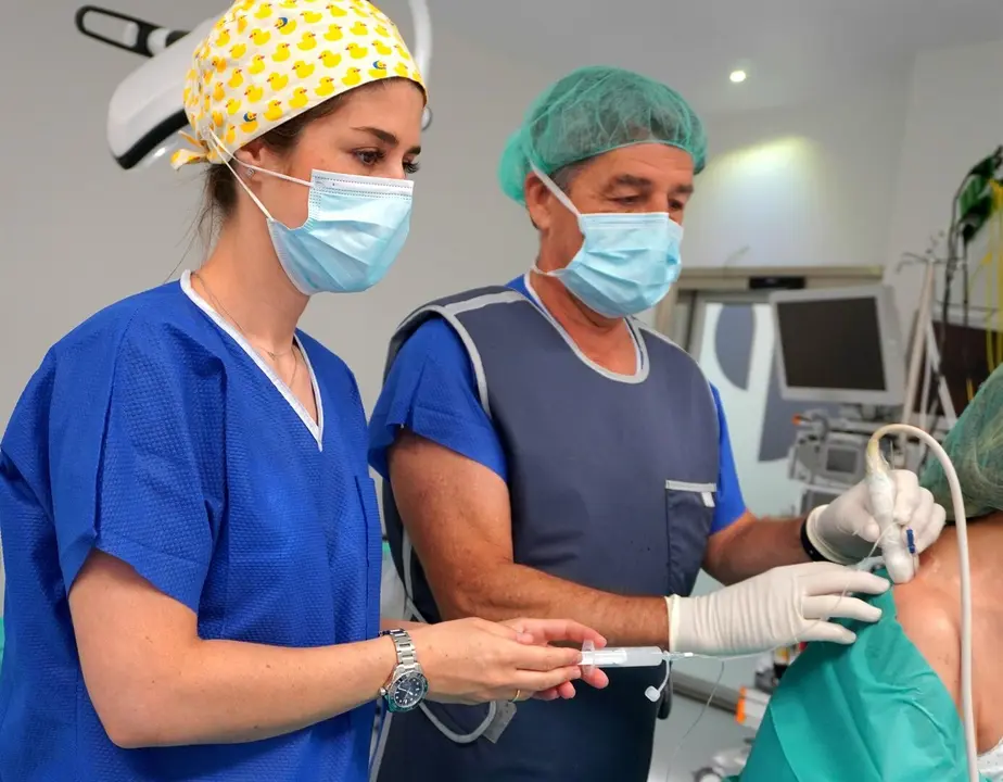 A nivel terap&eacute;utico, se combinan tratamientos farmacol&oacute;gicos con t&eacute;cnicas intervencionistas, como infiltraciones o radiofrecuencia dirigida, que facilitan reducir el consumo de algunos medicamentos. QUIRONSALUD