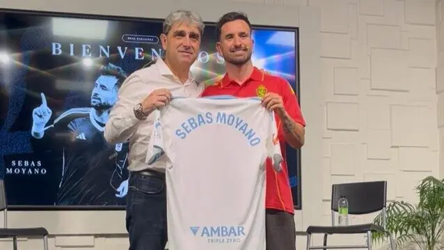 Sebas Moyano junto a Txema Indias en su presentaci&oacute;n como nuevo jugador del Real Zaragoza