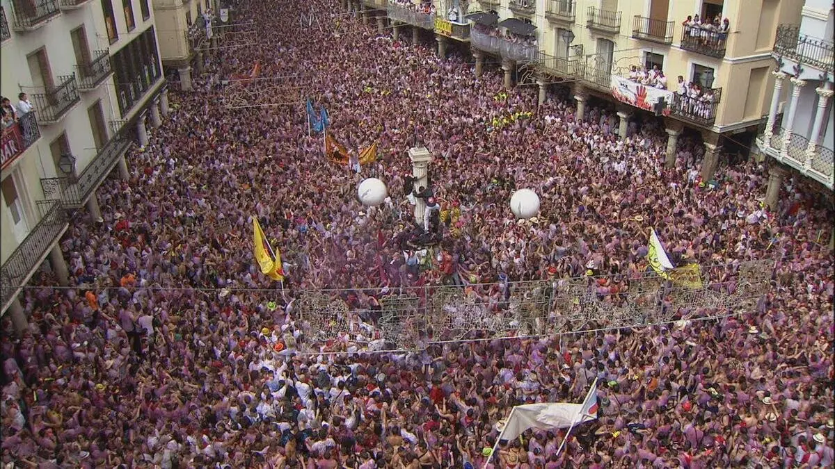 La plaza del Torico de Teruel volver&aacute; a llenarse este s&aacute;bado para el acto central de la puesta del Pa&ntilde;uelo.
- CARTV