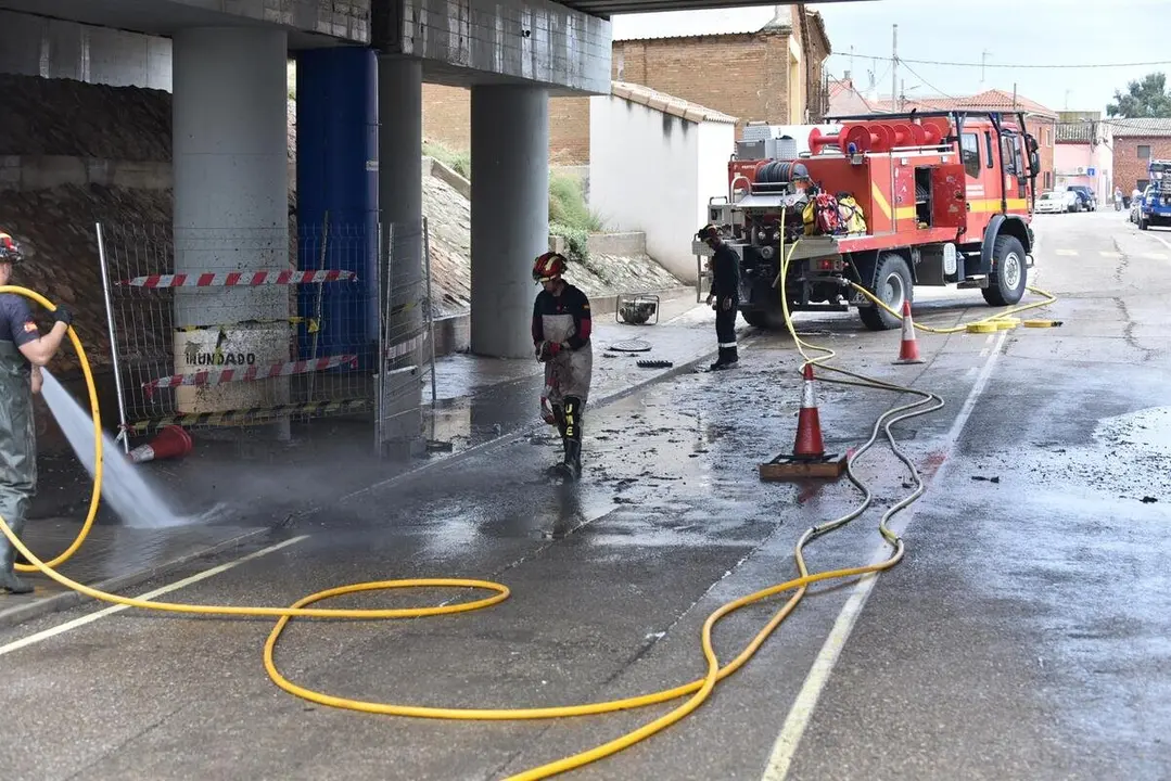 Efectivos de la Unidad Militar de Emergencias (UME) durante las labores de limpieza y desescombro en Gris&eacute;n por las fuertes lluvias del viernes 11 de julio, a 12 de julio de 2025, en Gris&eacute;n, Arag&oacute;n (Espa&ntilde;a). La Unidad Militar de Emergencias (UME) se ha mo
- Ram&oacute;n Comet - Europa Press