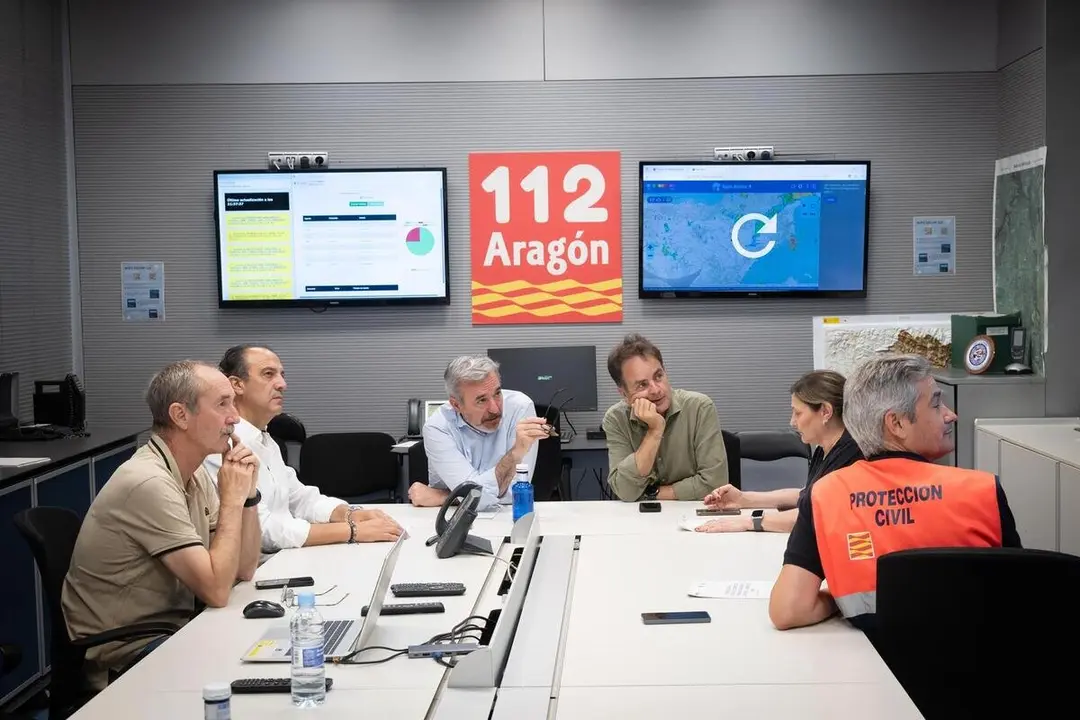 El presidente de Arag&oacute;n, Jorge Azc&oacute;n , on los consejeros Roberto Berm&uacute;dez de Castro y Jos&eacute; Luis Bancalero y con los responsables del 112 en la sede del CEOPI para evaluar el desarrollo de la dana en la regi&oacute;n
- GOBIERNO DE ARAG&Oacute;N