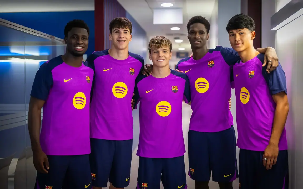 Juan Hern&aacute;ndez (en el centro) completar&aacute; la pretemporada a las &oacute;rdenes de Hansi Flick / FC Barcelona