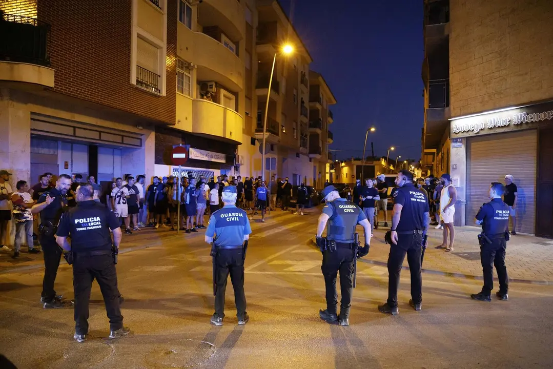 Agentes de Polic&iacute;a Local y Guardia Civil durante los altercados en Torre Pacheco. / EP