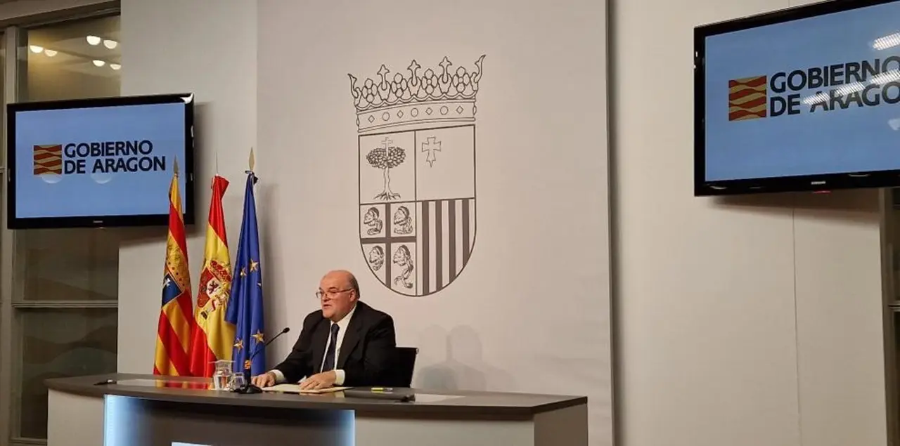 El director general de Personal, Formaci&oacute;n e Innovaci&oacute;n, en la rueda de prensa donde se avanz&oacute; el plan de trabajo para reducir la burocracia en el &aacute;mbito educativo.