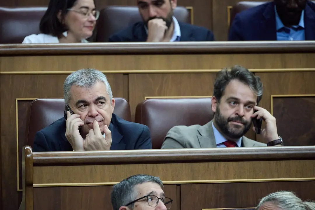 El ex secretario de Organizaci&oacute;n del PSOE Santos Cerd&aacute;n (i) durante una sesi&oacute;n plenaria en el Congreso de los Diputados.