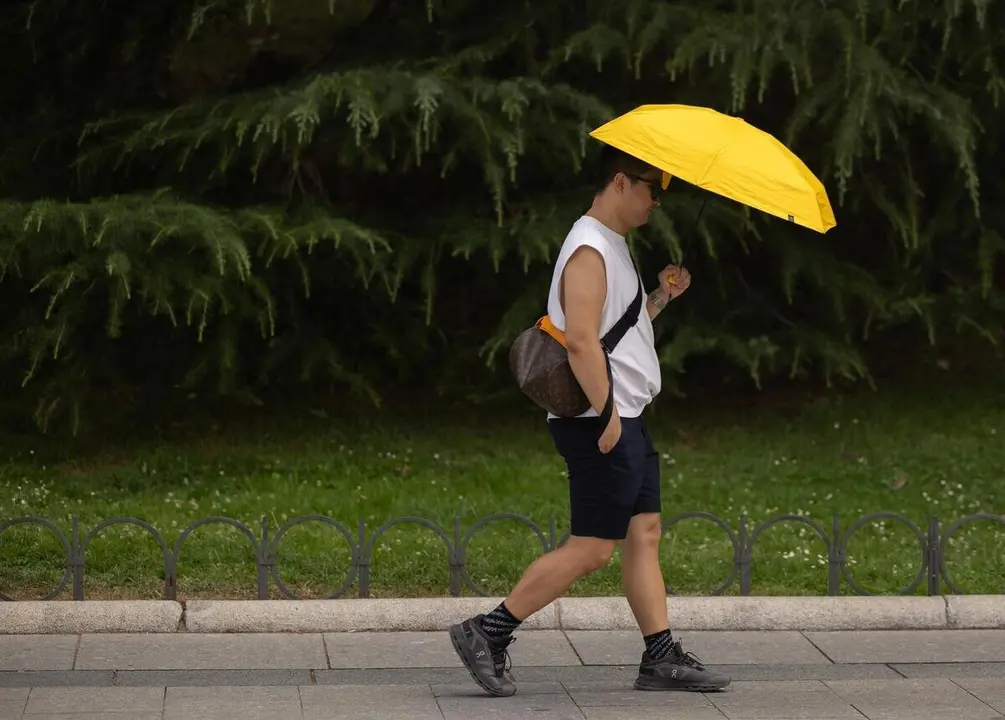 Archivo - Un hombre se resguarda del calor bajo un paraguas, a 18 de julio de 2024, en Madrid (Espa&ntilde;a).
- Eduardo Parra - Europa Press