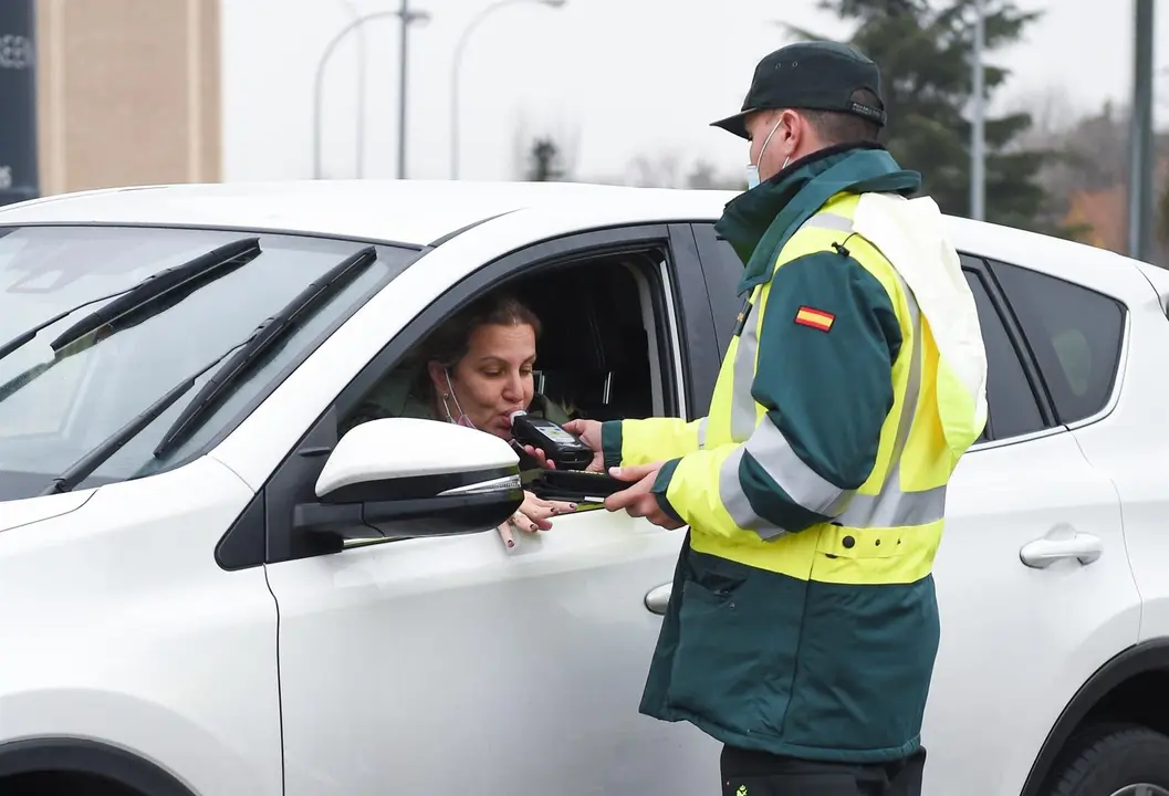 Agentes de la Guardia Civil realizan un control de alcohol y drogas a una conductores en una foto de archivo. / EP