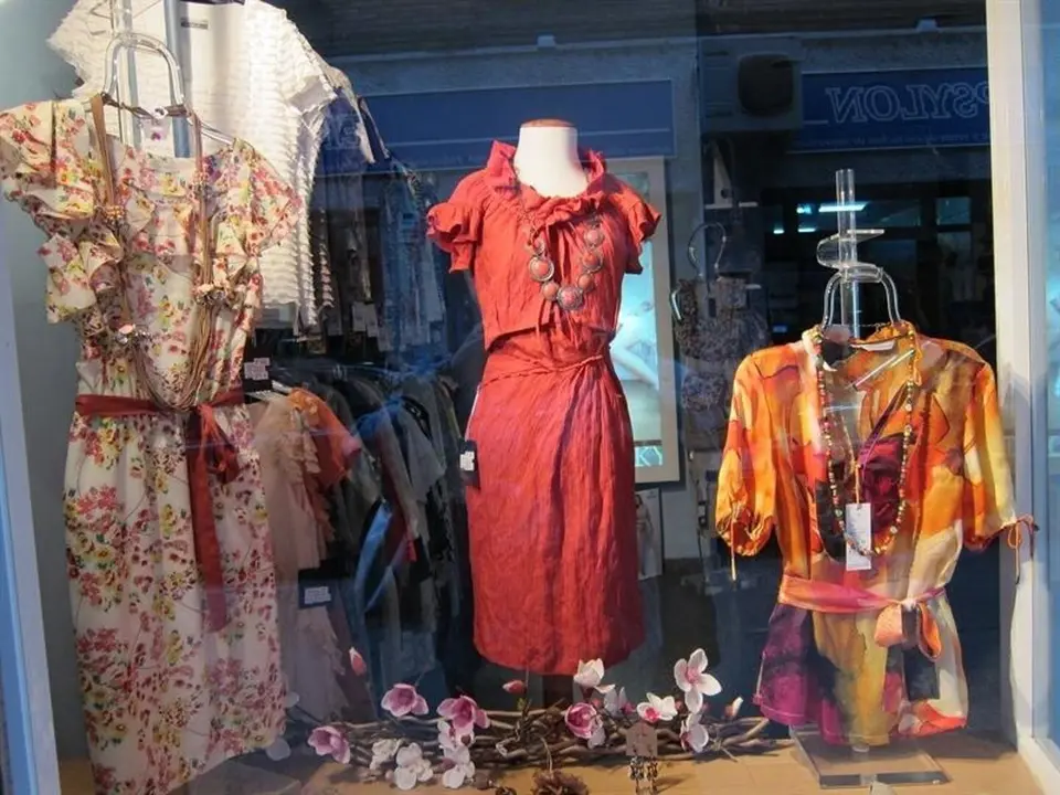 Escaparate de una tienda de ropa y complementos. - EUROPA PRESS