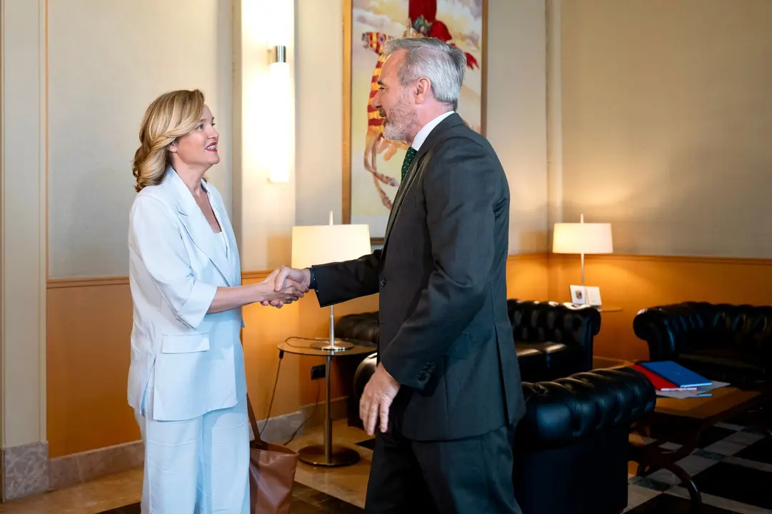 Encuentro entre la secretaria general del PSOE en Arag&oacute;n, Pilar Alegr&iacute;a, y el presidente de la comunidad, Jorge Azc&oacute;n./ Fabi&aacute;n Sim&oacute;n