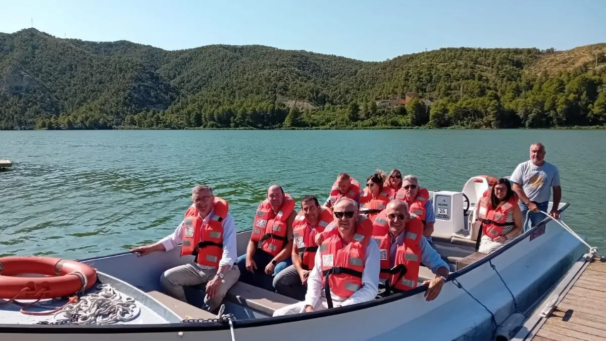 Recorrido en llaut por el embalse de Ribarroja. / AYTO. FAY&Oacute;N