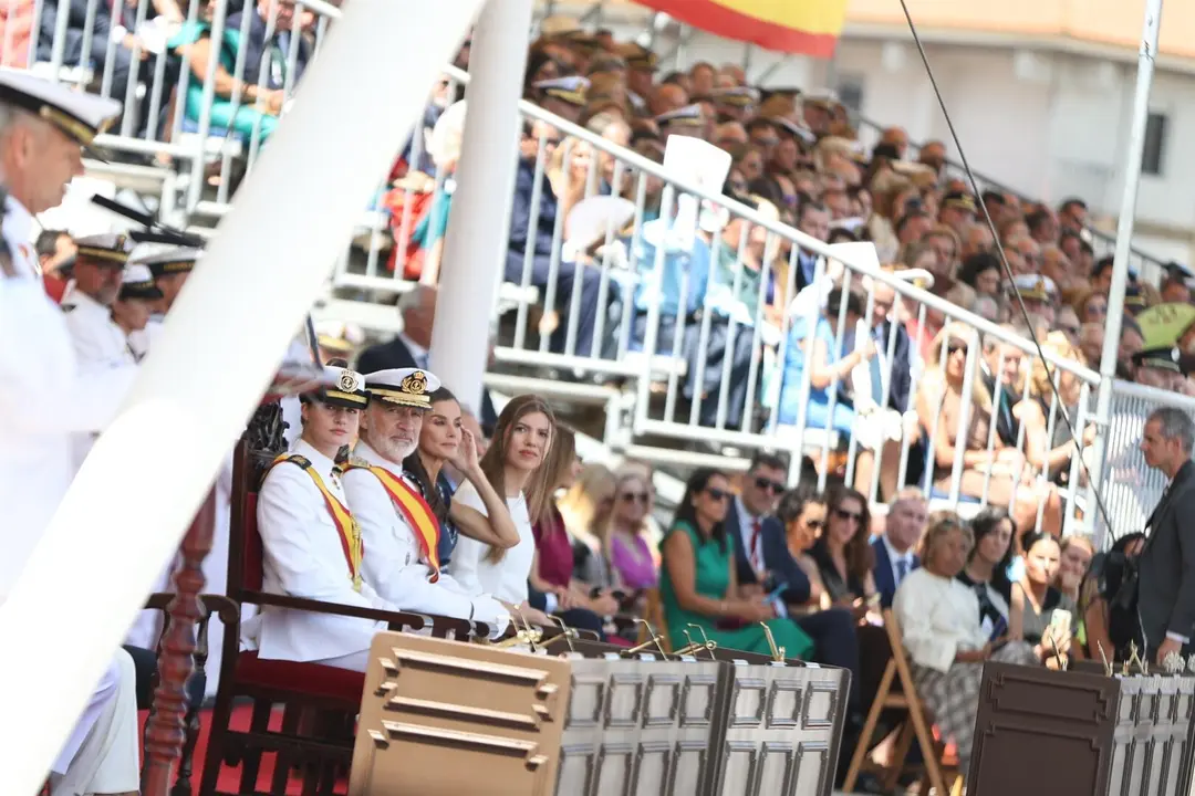 La Princesa Leonor; los Reyes Felipe VI y Letizia y la Infanta Sof&iacute;a durante la el juramento o promesa ante la Bandera y el acto de entrega de Reales Despachos y nombramientos a los nuevos oficiales de la Armada, en la Escuela Naval de Mar&iacute;n.