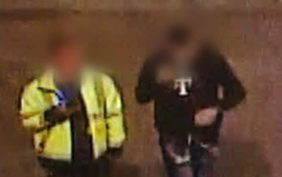 Imagen captada por c&aacute;maras de seguridad donde se ve a los dos detenidos identificados por la polic&iacute;a /Cedida a H.A.