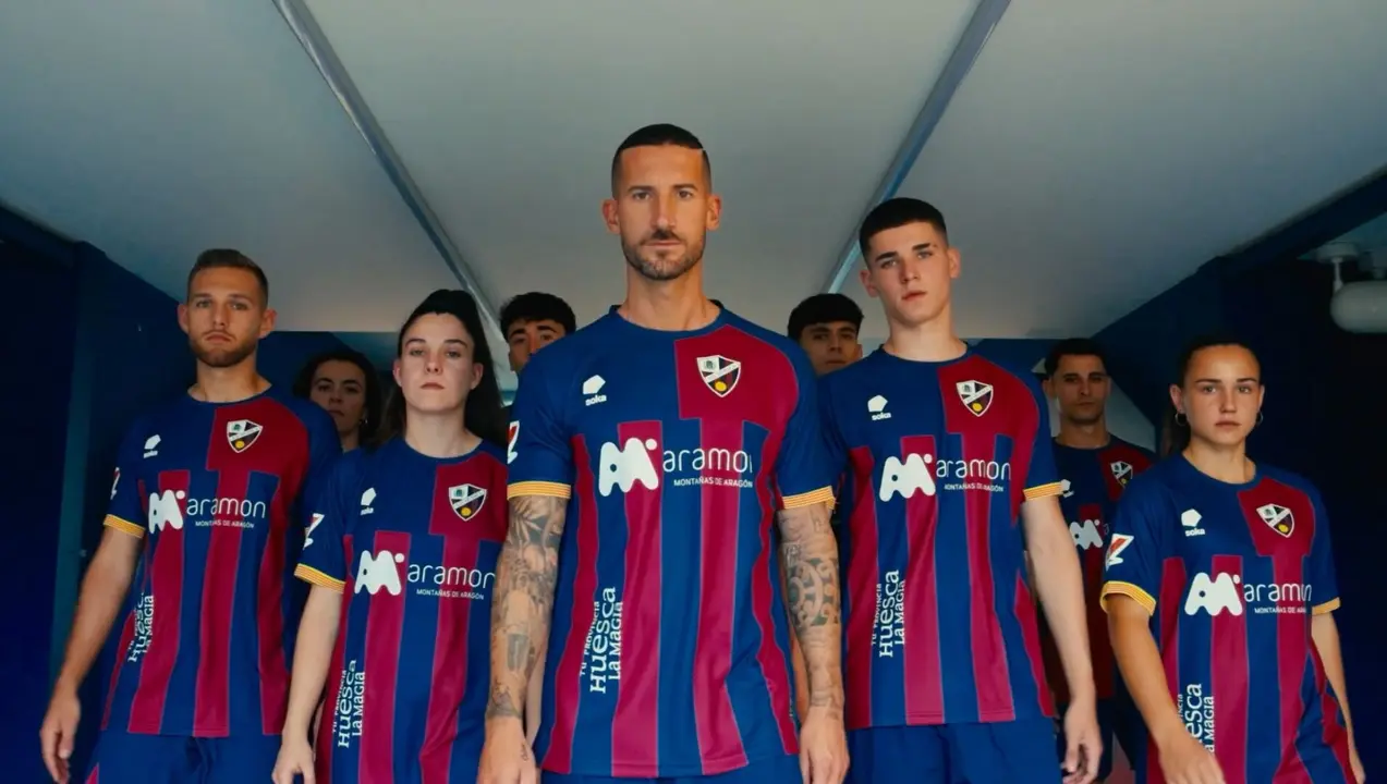 Esta es la primera equipaci&oacute;n de la SD Huesca para la temporada 2025/26
