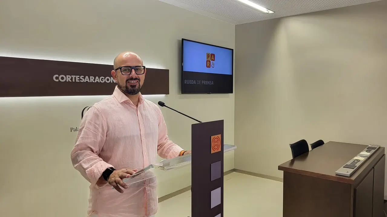 El portavoz del PAR, Alberto Izquierdo, en la sala de prensa de las Cortes:/ PAR