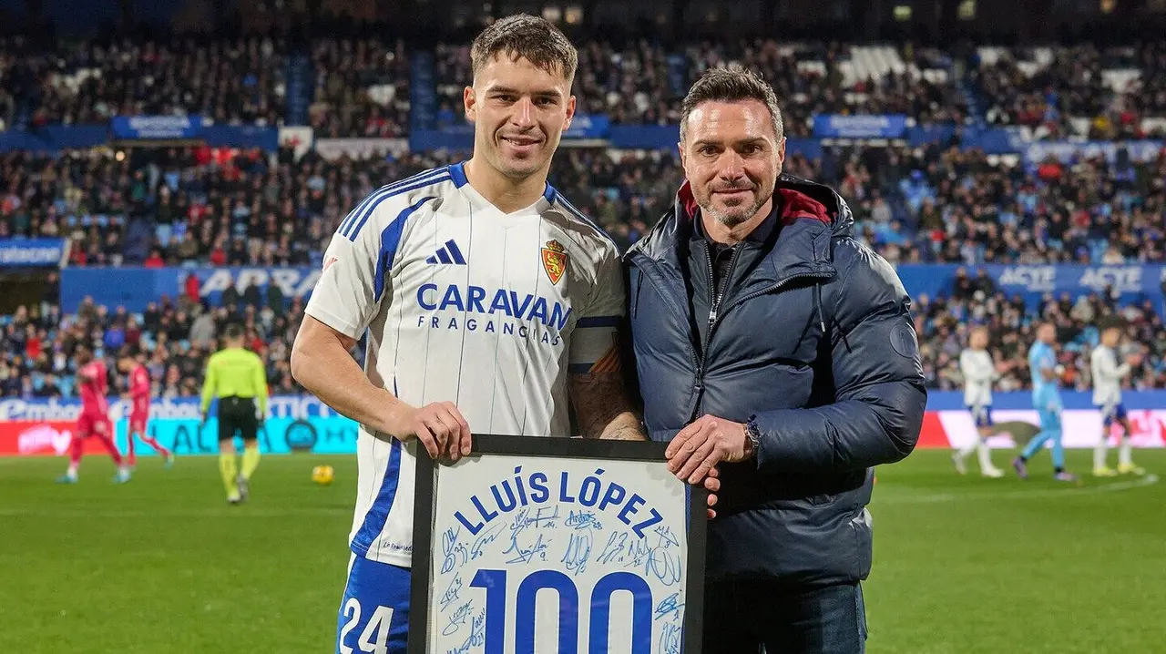 Llu&iacute;s L&oacute;pez recibe la placa por sus 100 partidos con el Real Zaragoza / RZ