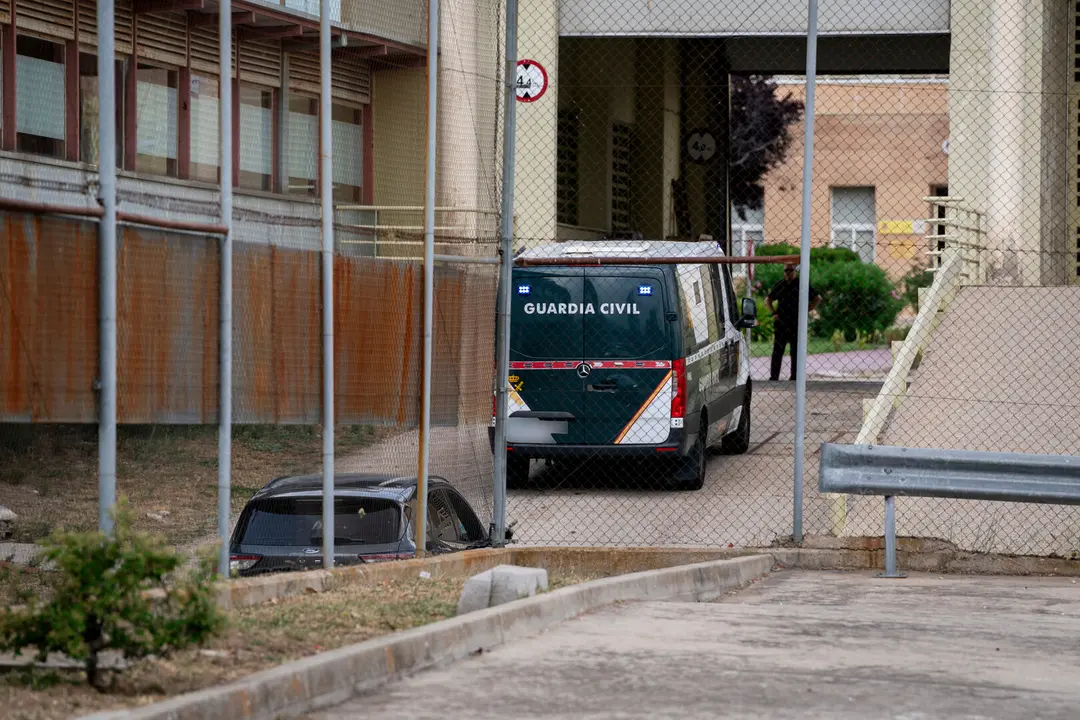 El exsecretario de Organizaci&oacute;n del PSOE, Santos Cerd&aacute;n, entrando en prisi&oacute;n./ EP
