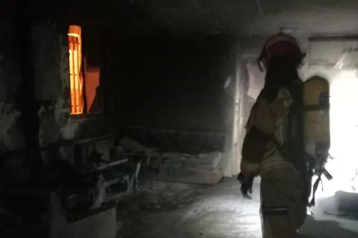 Uno de los bomberos de la DPT en el interior del centro de menores extranjeros no acompa&ntilde;ados incendiado en Teruel. / DPT