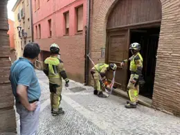 Primeras actuaciones de los bomberos de la DPZ en las Casas Colgadas tras el desprendimiento de una roca a causa de las lluvias torrenciales. - AYUNTAMIENTO DE TARAZONA.
