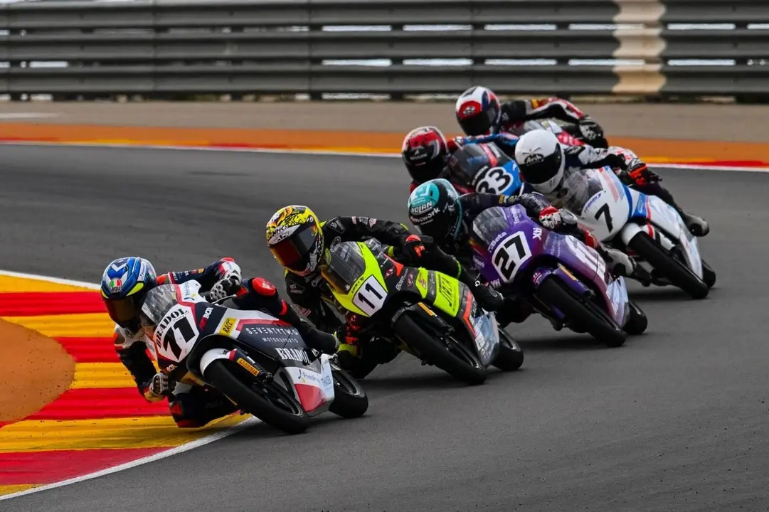 Varios pilotos toman una curva en una carrera de la categor&iacute;a European Talent Cup. - MOTORLAND ARAG&Oacute;N