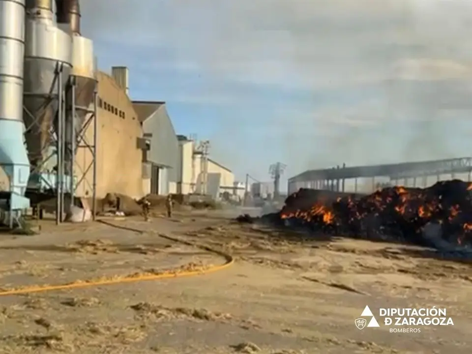 Imagen del incendio que ha afectado a una nave de almac&eacute;n de alfalfa y paja en el Pol&iacute;gono Valdeferr&iacute;n. - DPZ.