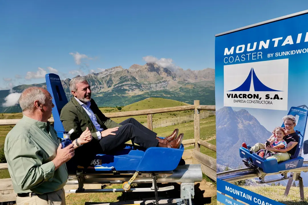 El presidente Azc&oacute;n participa en el acto de colocaci&oacute;n de la primera piedra del tobog&aacute;n de monta&ntilde;a de Panticosa. El presidente Azc&oacute;n participa en el acto de colocaci&oacute;n de la primera piedra del tobog&aacute;n de monta&ntilde;a de Panticosa. / Fabi&aacute;n Sim&oacute;n