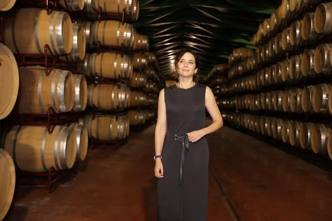 Ayuso en su visita a D.O. Cari&ntilde;ena. /Ross Lecca / Maaszoom
