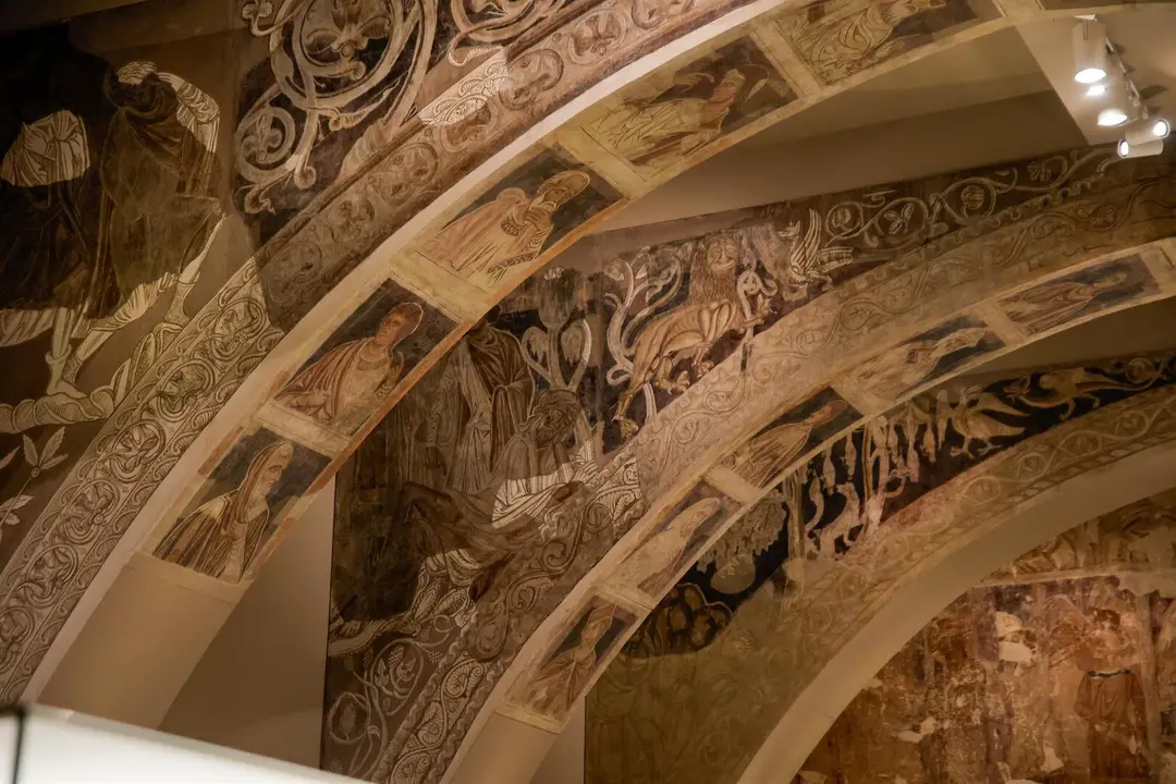 Detalle de las pinturas murales del Monasterio de Sijena expuestas en el Museu Nacional d&rsquo;Art de Catalunya (MNAC), a 29 de mayo de 2025, en Barcelona. / EP