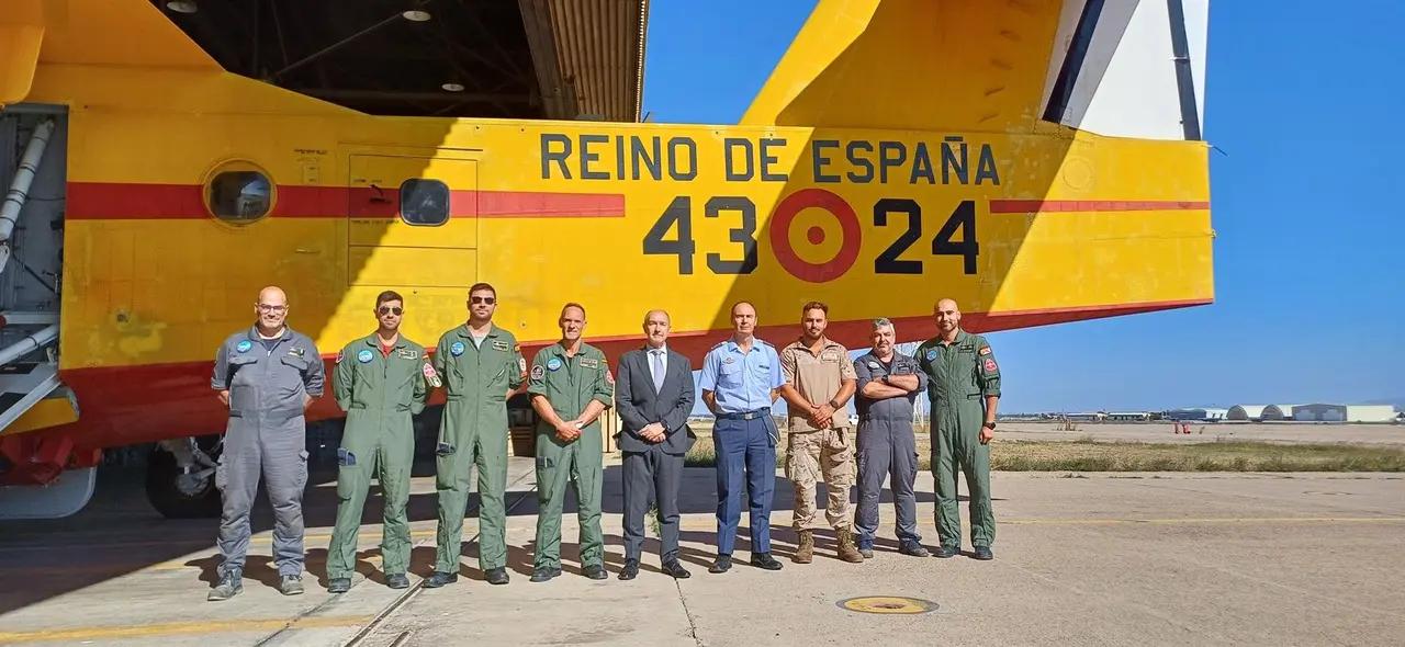 Fernando Beltr&aacute;n se ha reunido con miembros de las tripulaciones y con el jefe del 43 Grupo, el coronel Carlos G&oacute;mez.
- DELEGACI&Oacute;N DEL GOBIERNO