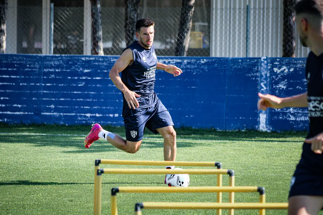 Gerard Valent&iacute;n durante un entrenamiento / SD Huesca