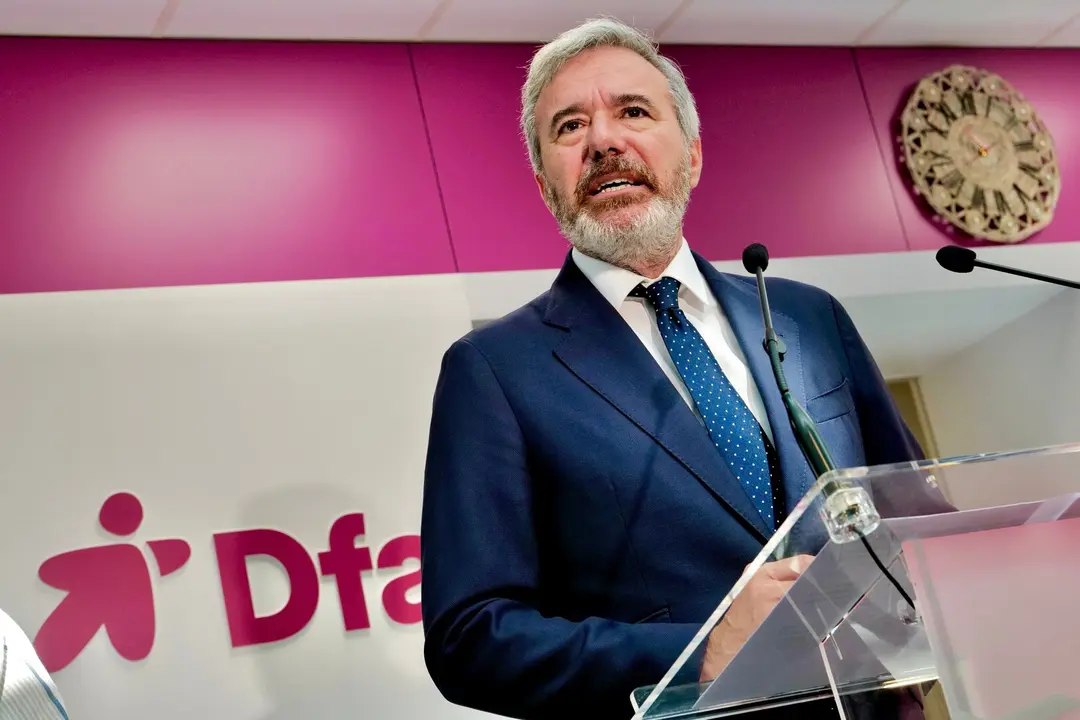 El presidente de Arag&oacute;n, Jorge Azc&oacute;n, en su visita a DFA./ FS