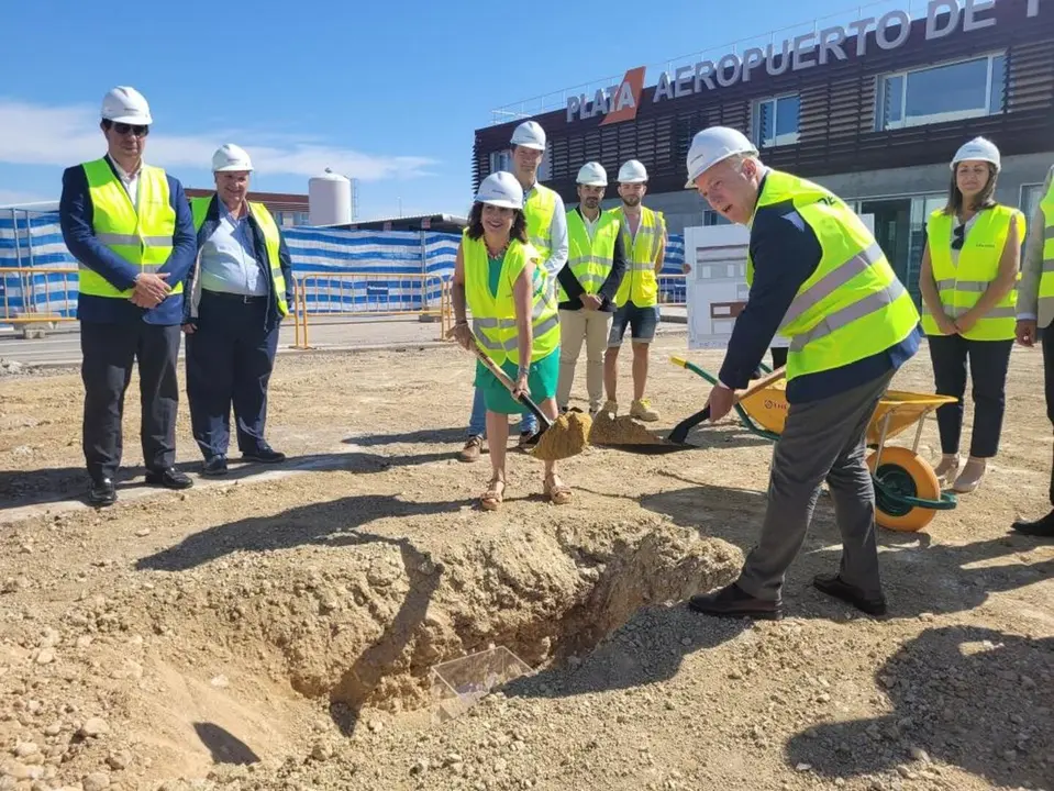 El consejero de Fomento, Octavio L&oacute;pez y la alcaldesa de Teruel, Emma Buj, en el acto de colocaci&oacute;n de la primera piedra de la ampliaci&oacute;n del edificio de la terminal del aeropuerto. / GOBIERNO DE ARAG&Oacute;N