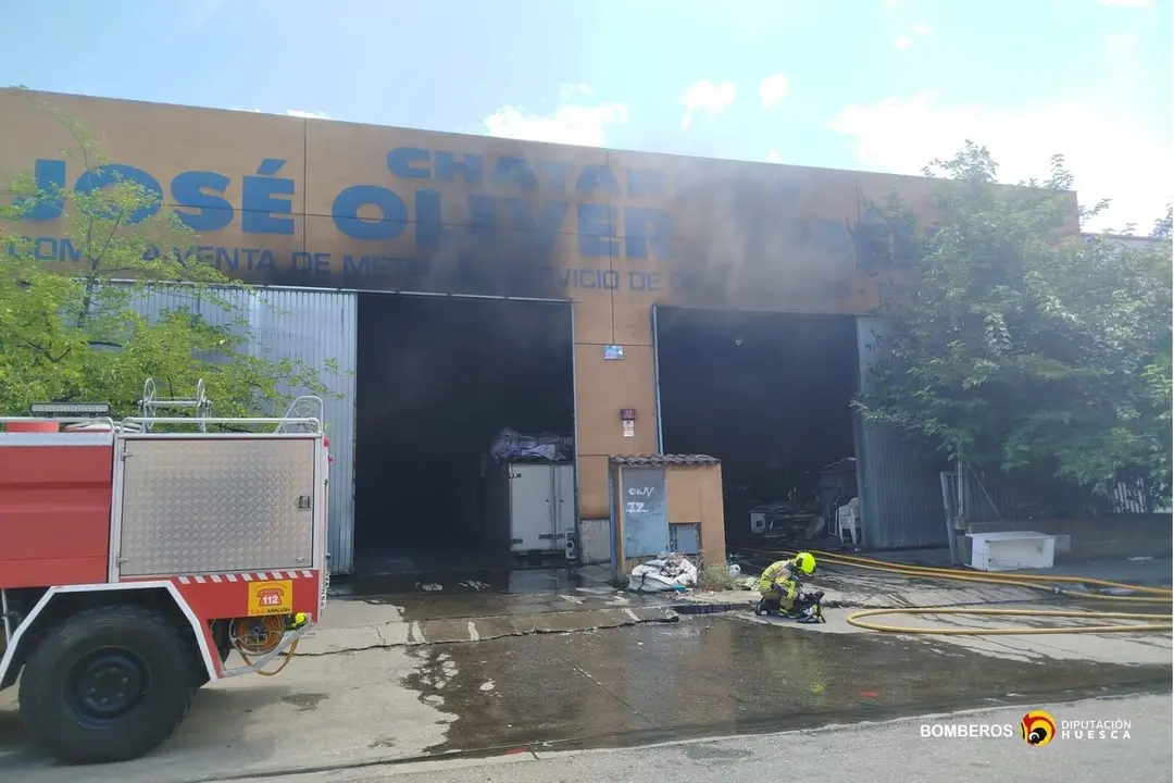 Bomberos de la DPH trabajan en la extinci&oacute;n de un incendio en una chatarrer&iacute;a en Monz&oacute;n (Huesca). / DPH