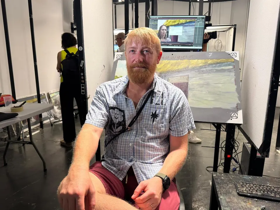 El director Hugh Welchman durante las pruebas de selecci&oacute;n de Barcelona, en el centro de arte Hangar. / EP
